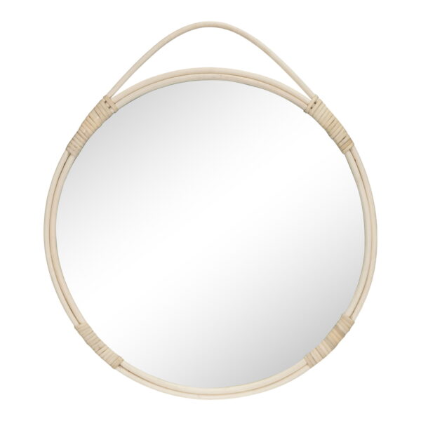 De Malo Mirror is een ronde spiegel met een frame van natuurlijk rotan (Ã˜50 cm) en een gebogen handvat bovenaan, afgebeeld tegen een effen witte achtergrond.