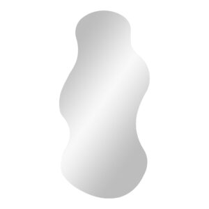 De Palermo Mirror is een hoge, frameloze spiegel met gladde, onregelmatige rondingen en een reflecterend oppervlak, tegen een effen witte achtergrond.