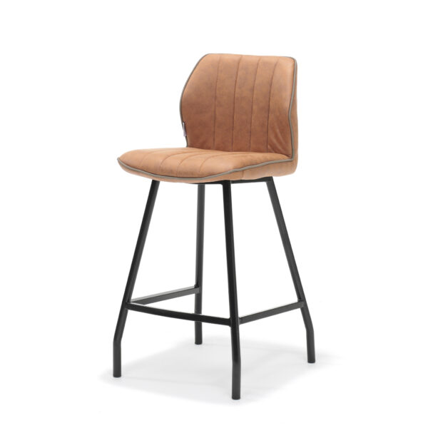 De Barkruk Gino zwart stof Soft Cognac is een moderne barkruk met een beklede tan zitting en rugleuning met verticale stiksels, ondersteund door zwart metalen poten met een voetensteun.