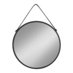 De Trapani spiegel heeft een zwart stalen frame en PU-band, meet Ø60 cm en hangt tegen een effen witte achtergrond.