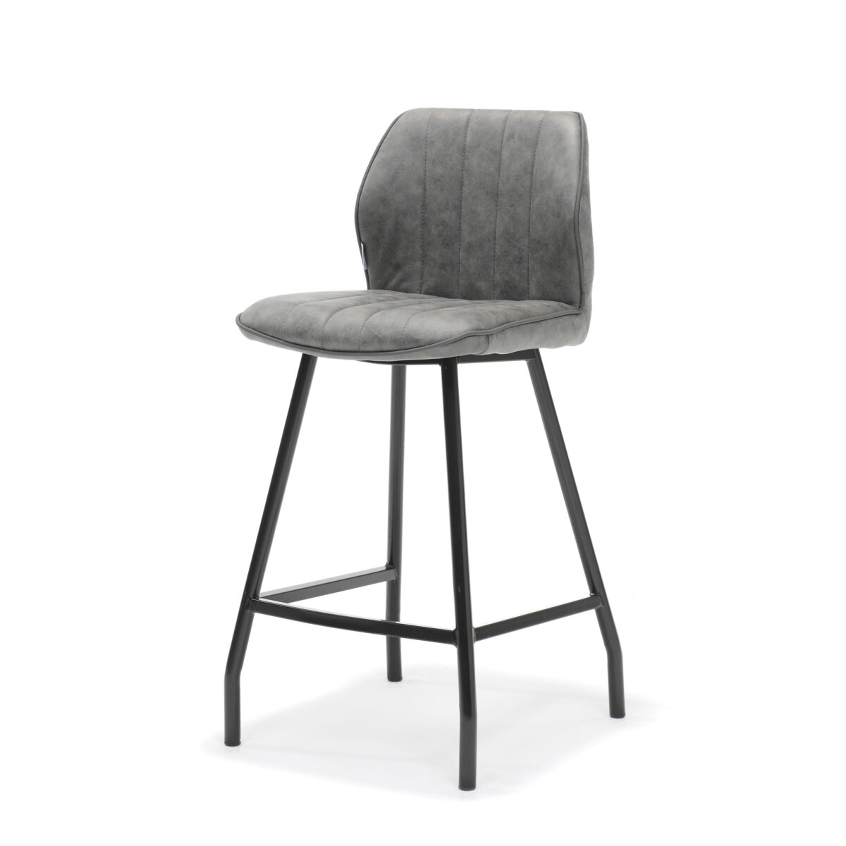 De Barkruk Gino zwart stof Soft Steel is een moderne grijze barkruk met een beklede zitting, licht gebogen rugleuning, zwarte metalen poten en ingebouwde voetensteun, weergegeven tegen een witte achtergrond.