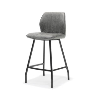 De Barkruk Gino zwart stof Soft Steel is een moderne grijze barkruk met een beklede zitting, licht gebogen rugleuning, zwarte metalen poten en ingebouwde voetensteun, weergegeven tegen een witte achtergrond.
