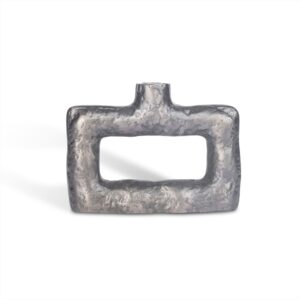 Vaas Rechthoekig Zilver: een rechthoekige, holle metalen vaas met een ruwe afwerking en een kleine gecentreerde cilindervormige opening bovenaan, afgebeeld tegen een witte achtergrond.