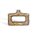 De "Vaas Rechthoekig Goud" is een rechthoekige, holle gouden vaas met een gestructureerd oppervlak en een kleine hals aan de bovenkant, tegen een effen witte achtergrond.