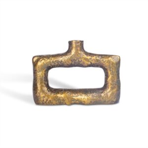 De "Vaas Rechthoekig Goud" is een rechthoekige, holle gouden vaas met een gestructureerd oppervlak en een kleine hals aan de bovenkant, tegen een effen witte achtergrond.
