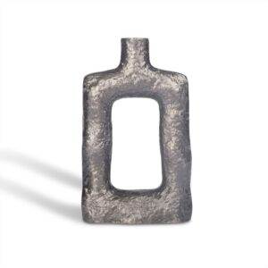 De Vaas Langwerpig Zilver is een rechthoekige, holle metalen vaas met een ruw gestructureerd oppervlak en een korte cilindrische hals, rechtopstaand op een witte achtergrond.
