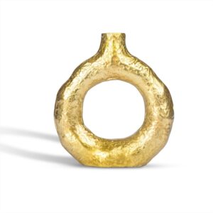 De Vaas Rond Goud is een ronde, holle vaas met een gouden afwerking, een gestructureerd oppervlak en een kleine halsopening, tegen een witte achtergrond.