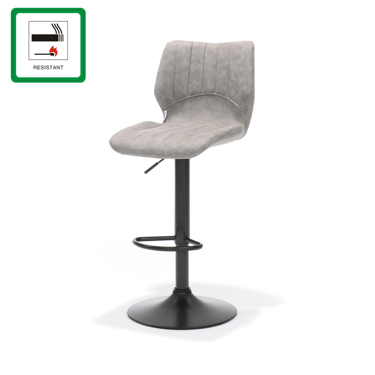 De Bobby barkruk - Stof UKFR Soft Pebble is een moderne, lichtgrijs gestoffeerde barkruk met een zwart metalen onderstel, voetsteun, hendel voor hoogteverstelling en een groen, brandwerend UKFR-label in de linkerbovenhoek.