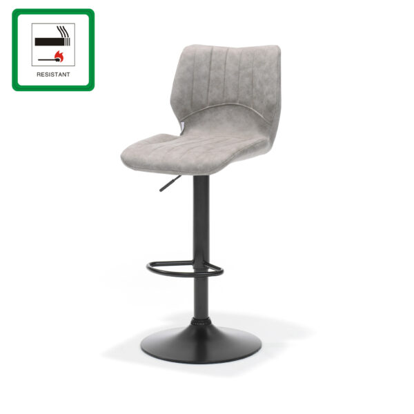 De Bobby barkruk - Stof UKFR Soft Pebble is een moderne, lichtgrijs gestoffeerde barkruk met een zwart metalen onderstel, voetsteun, hendel voor hoogteverstelling en een groen, brandwerend UKFR-label in de linkerbovenhoek.