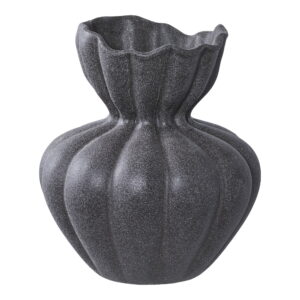 De vaas is donkergrijs met een gestructureerd oppervlak, heeft een bolvormig lichaam en een golvende, geribbelde rand voor een sculpturale, moderne look.