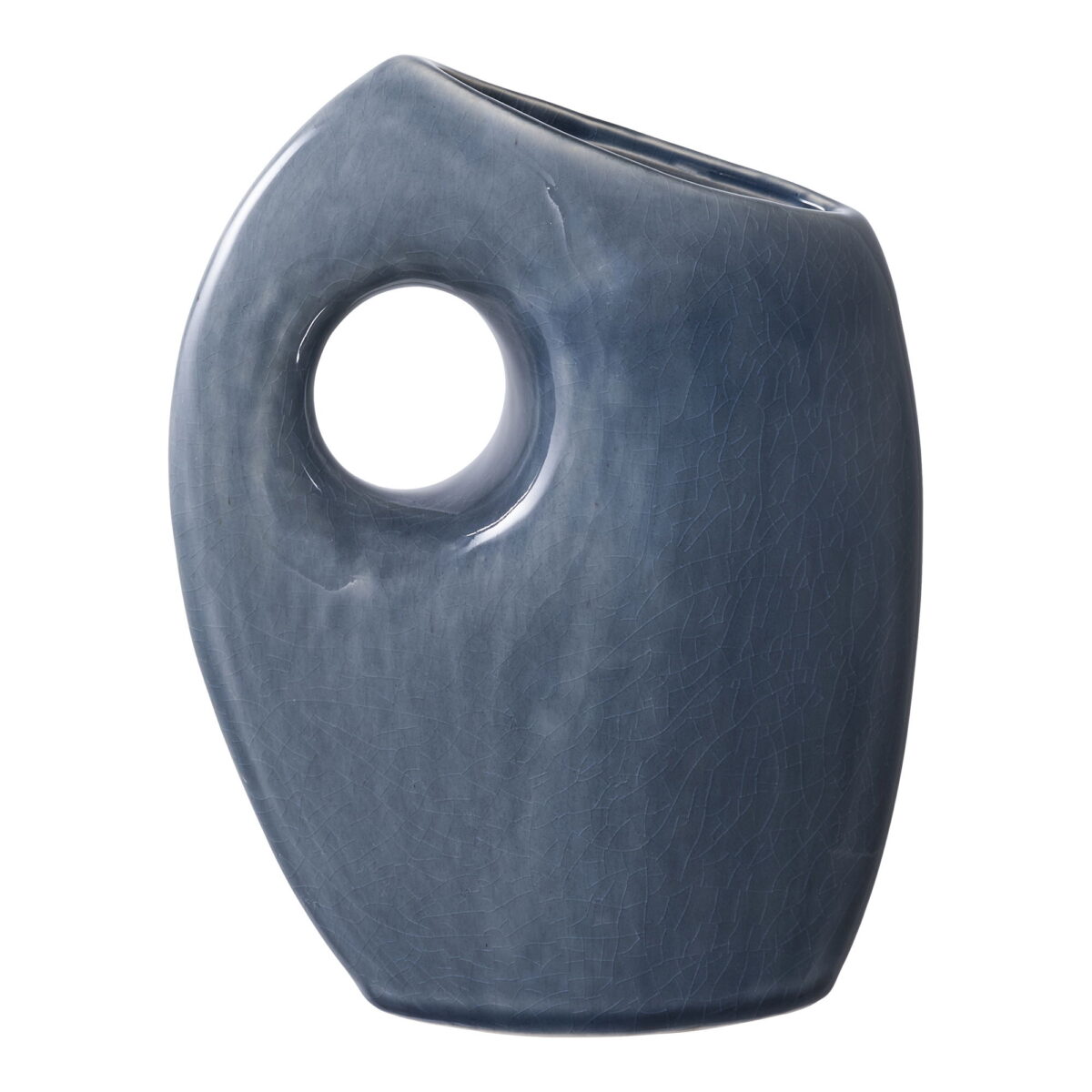 Een moderne vaas van blauw keramiek met een asymmetrische vorm, een groot rond gat bij de bovenkant en een licht ongelijkmatige, glanzende afwerking.