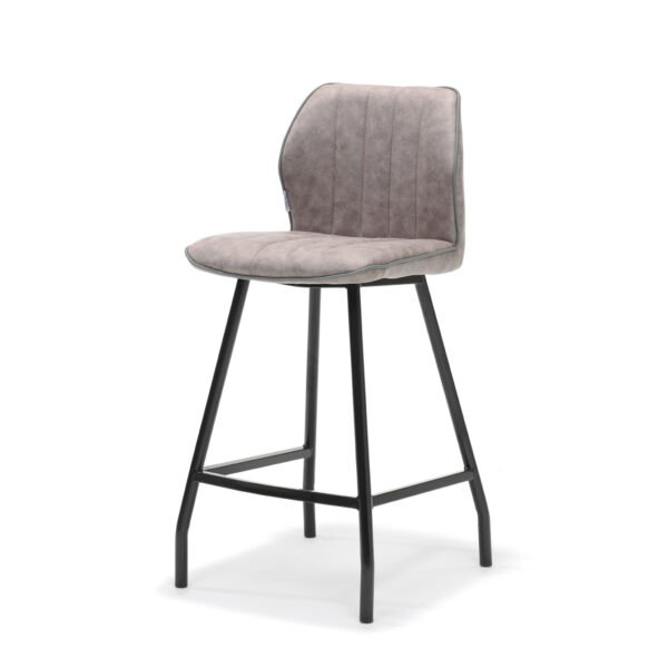 De Barkruk Gino zwart stof Soft Pebble is een moderne barkruk met een beklede, lichtgrijs gestoffeerde zitting en rugleuning met slanke zwart metalen poten en een geïntegreerde voetensteun.