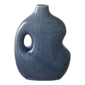 Een moderne vaas van blauw keramiek met een abstracte, asymmetrische vorm met een groot cirkelvormig gat aan één kant. Het glanzende oppervlak vertoont subtiele textuur en rondingen.