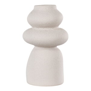 Een moderne, ronde vaas van beige keramiek van Ø14,5x26,5 cm, met een sculpturale abstracte vorm en drie gestapelde delen op een gladde basis.