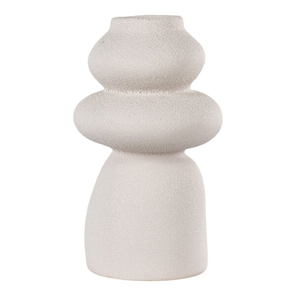 Een moderne, ronde vaas van beige keramiek van Ø14,5x26,5 cm, met een sculpturale abstracte vorm en drie gestapelde delen op een gladde basis.