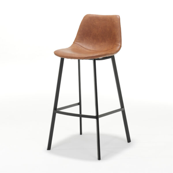 De Barkruk Bari Zwart Stof Vintage Cognac is een moderne barkruk met een zitting van vintage cognacbruine stof, een gebogen rugleuning en zwarte metalen poten, afgebeeld op een witte achtergrond.