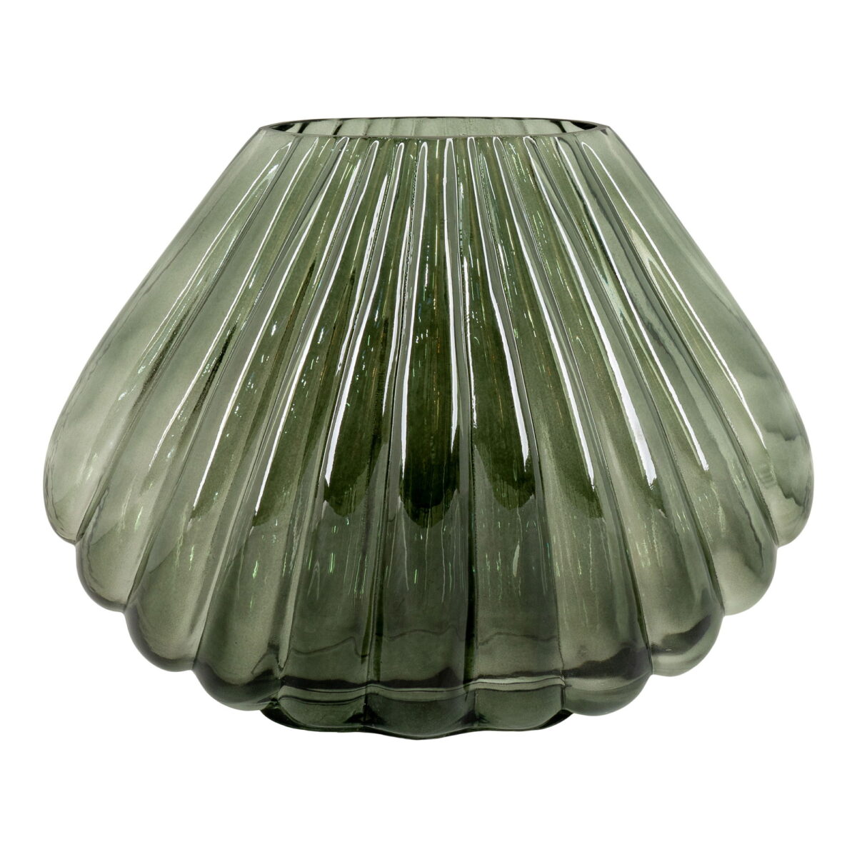 Een groengetinte, mondgeblazen glazen vaas van 29x11,5x22 cm met een breed, rond ontwerp met verticale richels die doen denken aan een zeeschelp.