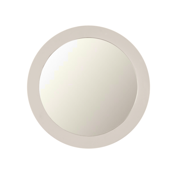 De Spiegel Dide | 40 cm | Sand is een ronde wandspiegel met een eenvoudige, licht zandkleurige lijst, afgebeeld tegen een witte achtergrond.