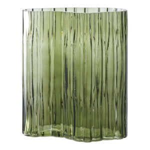 Een doorschijnend groene vaas met verticale ribbels en een onregelmatige golvende vorm, geïnspireerd op de organische vormen van een cactus of stromend water.