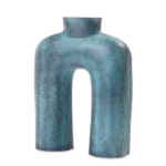De Vaasje Organisch Blauw (set van 4) heeft blauwgroene vazen van keramiek met textuur, in de vorm van bogen met twee afgeronde poten en een smalle hals, die doen denken aan een moderne, abstracte sculptuur.