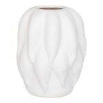 Beige vaas van keramiek van 19,5x19,5x26 cm, met een organisch, gestructureerd oppervlak dat lijkt op overlappende bloemblaadjes of bladeren en een kleine opening aan de bovenkant.