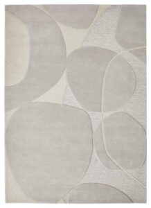 De Bolsena Lago Grey 250x225 is een abstract vloerkleed met overlappende, onregelmatige vormen in grijs- en beigetinten, met een minimalistisch modern ontwerp met zachte rondingen en subtiele textuurvariaties.