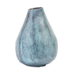 Vaasje Blauw Patina (set van 4): Gestructureerde, druppelvormige vazen van keramiek met turkooisblauwe patina en ongelijkmatige oppervlakken, elk met een smalle, licht asymmetrische opening aan de bovenkant.