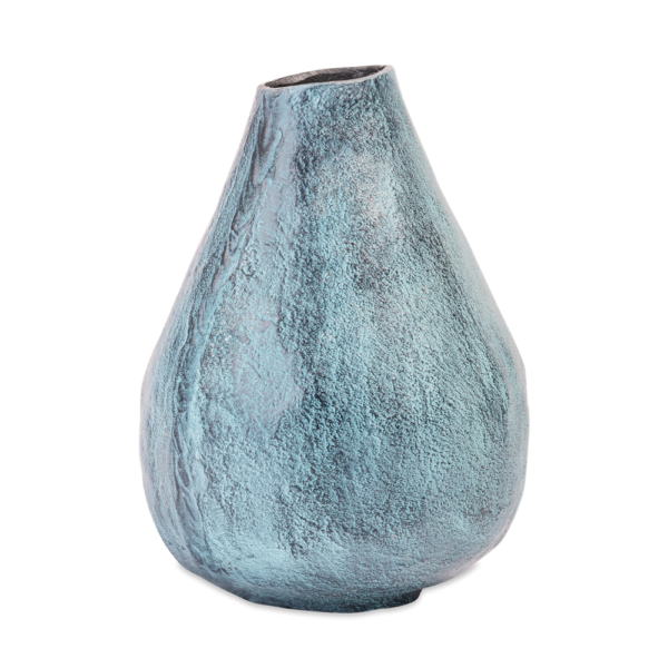 Vaasje Blauw Patina (set van 4): Gestructureerde, druppelvormige vazen van keramiek met turkooisblauwe patina en ongelijkmatige oppervlakken, elk met een smalle, licht asymmetrische opening aan de bovenkant.