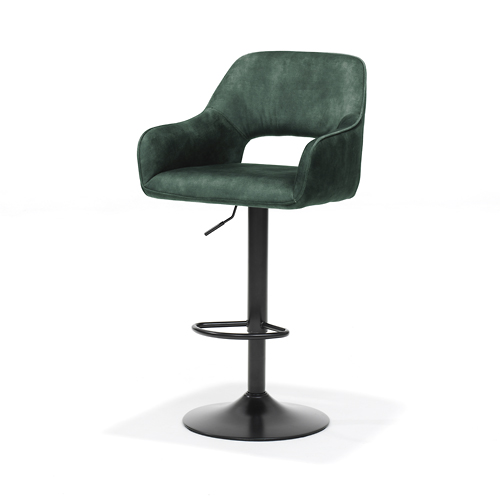 De Katy barkruk - Stof Aurora Hunter groen is een moderne barkruk met een groene fluwelen zitting, gebogen rugleuning en armleuningen, een zwart metalen voetstuk, ronde voetsteun en een in hoogte verstelbare hendel.