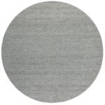 Het Valentino Early Dew 411 240Ø is een rond, lichtgrijs stoffen vloerkleed met een subtiele, fijn geweven textuur op een witte achtergrond.