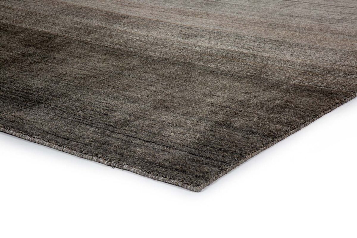 Een close-up van het rechthoekige Portofino Beige 02 200x300 vloerkleed, met een gestructureerd ontwerp in grijs- en taupekleurige tinten op een witte achtergrond.