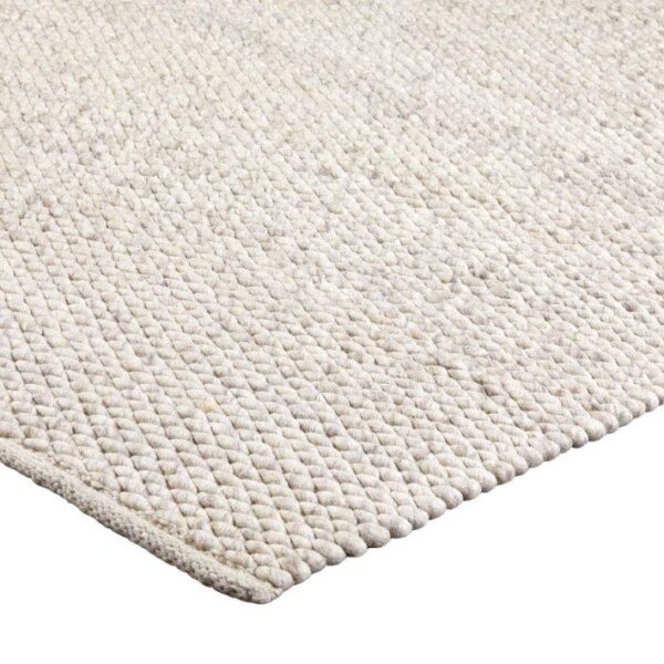 Een close-up van het Donna Cloud White 815 vloerkleed (170x230) toont het gestructureerde, gebroken witte geweven oppervlak met een kiezelachtig patroon.
