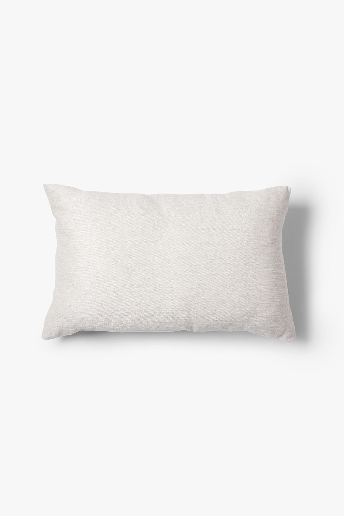 Het Sierkussenhoes Hazel 60x40 cm, een rechthoekige lichtbeige kussenhoes met een zachte stofstructuur, wordt getoond tegen een witte achtergrond met een subtiele schaduw naar rechts.