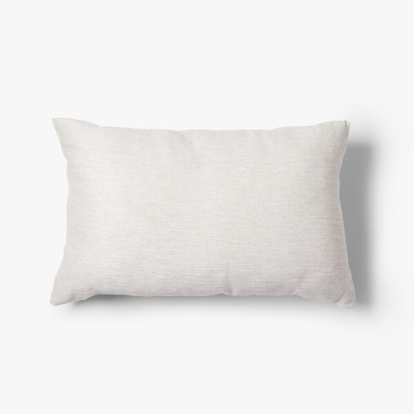 Het Sierkussenhoes Hazel 60x40 cm, een rechthoekige lichtbeige kussenhoes met een zachte stofstructuur, wordt getoond tegen een witte achtergrond met een subtiele schaduw naar rechts.