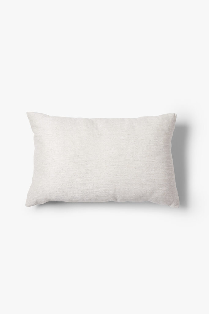 Het Sierkussenhoes Hazel 60x40 cm, een rechthoekige lichtbeige kussenhoes met een zachte stofstructuur, wordt getoond tegen een witte achtergrond met een subtiele schaduw naar rechts.