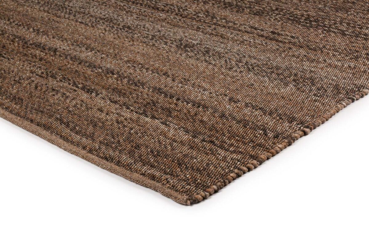 Een close-up van het Bressano Brown 623 200x300 tapijt toont het getextureerde weefsel, de verschillende bruintinten, het subtiele streeppatroon en de dikke, afgewerkte rand.