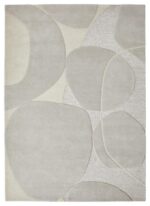 Het vloerkleed Bolsena Grey 200x300 heeft overlappende, onregelmatige vormen in lichtgrijs en crème, waardoor een zacht, modern abstract patroon met een organische uitstraling ontstaat.