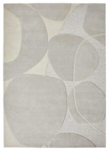 Het vloerkleed Bolsena Grey 200x300 heeft overlappende, onregelmatige vormen in lichtgrijs en crème, waardoor een zacht, modern abstract patroon met een organische uitstraling ontstaat.