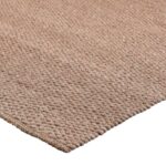 Close-up van het Donna Chocolat 650 vloerkleed (170x230), met een lichtbruin geweven oppervlak met textuur en een kiezelachtig patroon. Het tapijt ziet er zacht en dik uit en bedekt een vlak oppervlak.