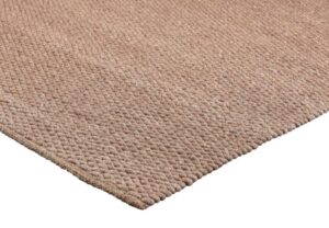 Close-up van het Donna Chocolat 650 vloerkleed (170x230), met een lichtbruin geweven oppervlak met textuur en een kiezelachtig patroon. Het tapijt ziet er zacht en dik uit en bedekt een vlak oppervlak.