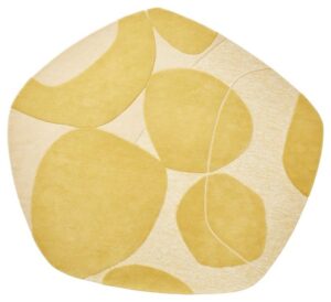 Het Bolsena Lago Wild Wonder 250x225 vloerkleed heeft een abstract, modern ontwerp met grote, overlappende gele en crèmekleurige organische vormen die lijken op kiezels of bladeren.