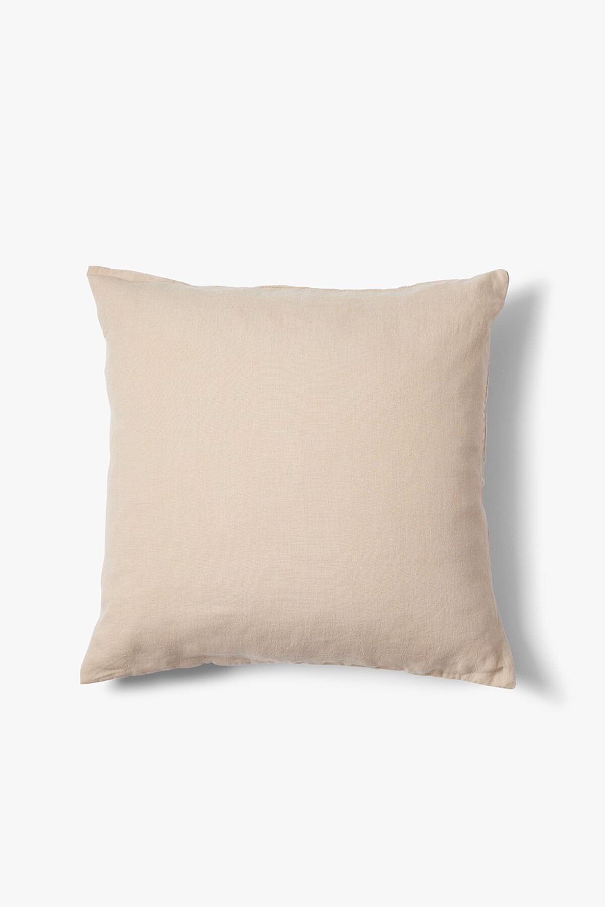 Het Sierkussenhoes Scotty Nude 50x50 cm is een effen, vierkante beige kussenhoes met een eenvoudige linnen textuur, tegen een witte achtergrond met een zachte schaduw aan de rechterkant.