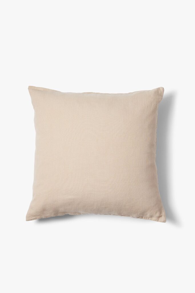 Het Sierkussenhoes Scotty Nude 50x50 cm is een effen, vierkante beige kussenhoes met een eenvoudige linnen textuur, tegen een witte achtergrond met een zachte schaduw aan de rechterkant.