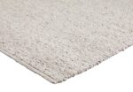 Close-up van de hoek van het Bonita Cloud White 815 vloerkleed (170x230 cm), met een beige, geweven oppervlak met textuur en een zachte lussenpool, getoond op een witte achtergrond.