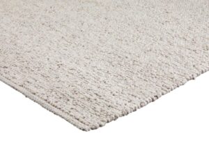 Close-up van de hoek van het Bonita Cloud White 815 vloerkleed (170x230 cm), met een beige, geweven oppervlak met textuur en een zachte lussenpool, getoond op een witte achtergrond.