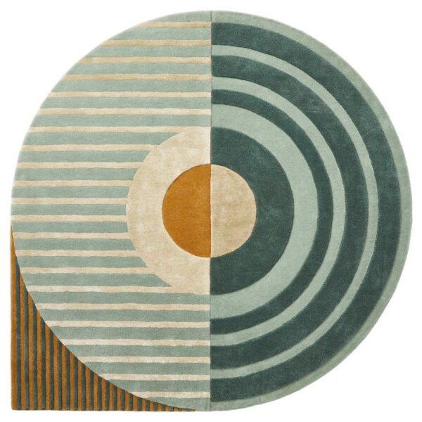 De Fano Girare Green ø200 is een rond tapijt met een geometrisch design, met concentrische cirkels en strepen in groenblauw, beige en mosterdgeel, symmetrisch verdeeld in contrasterende patronen op elke helft.