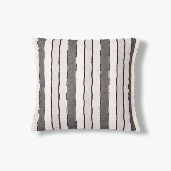 Het Biologisch katoenen jacquard gestreepte sierkussenhoes Holly 50x50 cm heeft een witte achtergrond met gelijkmatig verdeelde verticale zwarte strepen en gefranjerde randen, afgebeeld op een effen, lichte achtergrond.