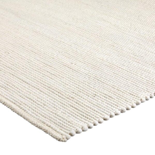 Een close-up van het Valentino Ivory 111 vloerkleed (170x230 cm) toont de rechthoekige vorm en het grove, gestructureerde weefsel in gebroken wit tegen een effen witte achtergrond.