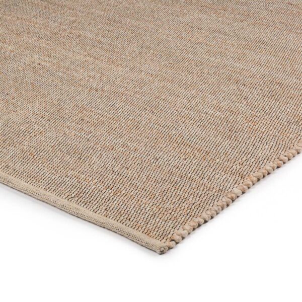 Een close-up van de hoek van het tapijt Bressano Beige 142 170x230 toont het eenvoudige, gestructureerde weefsel en de zacht afgeronde rand, allemaal in beige tegen een witte achtergrond.