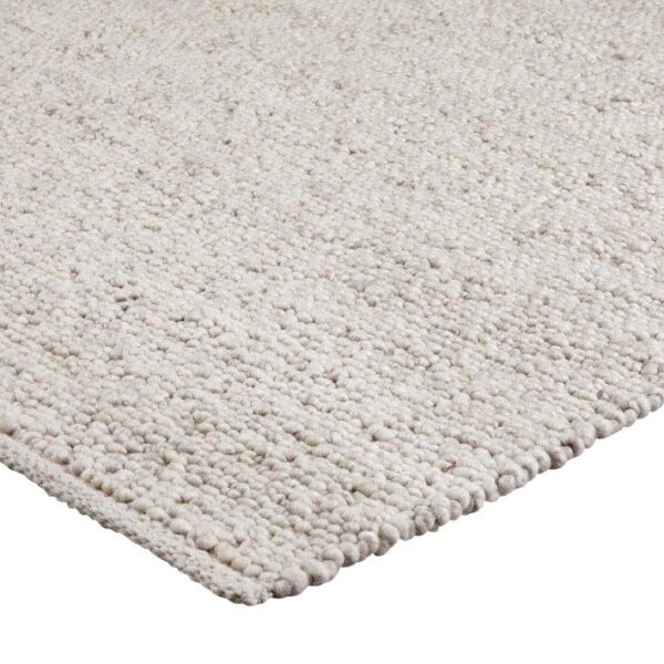 Een close-up van het Bonita Cloud White 815 200x300 vloerkleed toont het gestructureerde, lichtbeige geweven oppervlak met een licht verhoogd, gelust patroon, hoekdikte en zachte, pluche uitstraling.